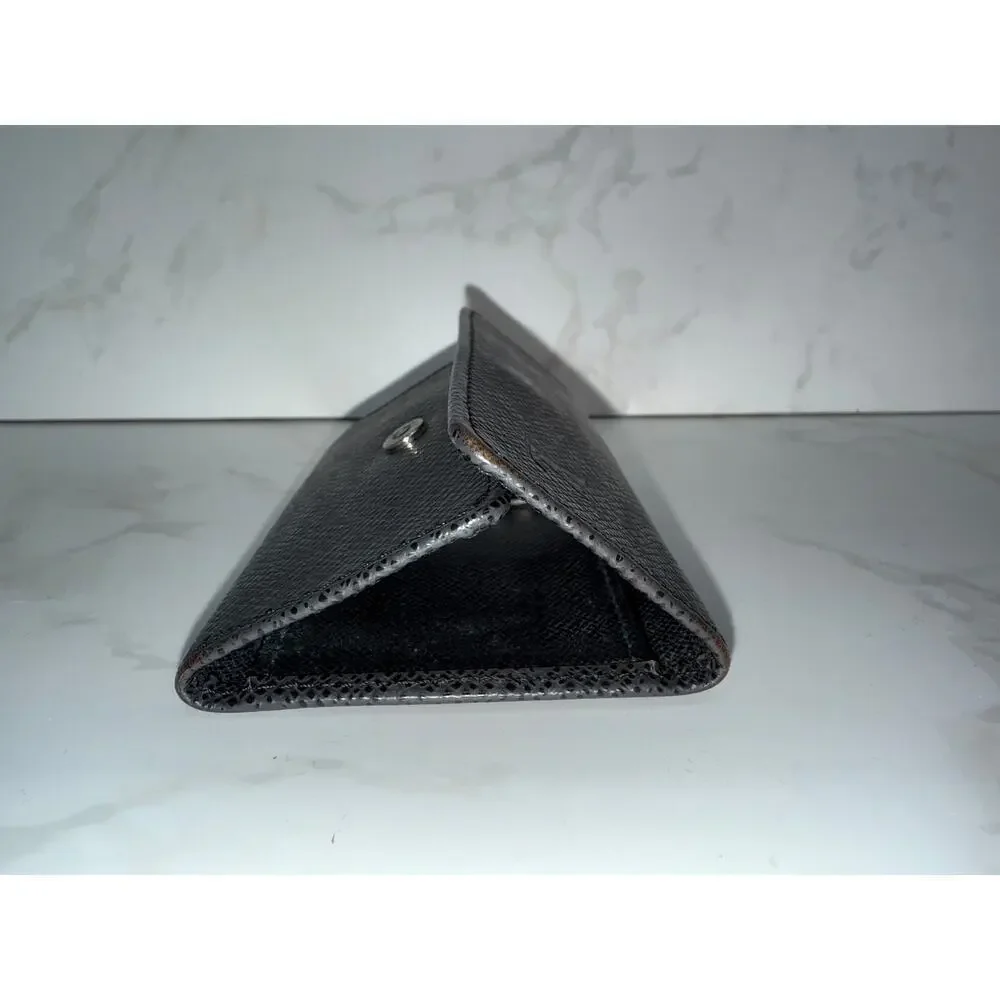 Louis Vuitton Taïga 6-Key Holder in Black
